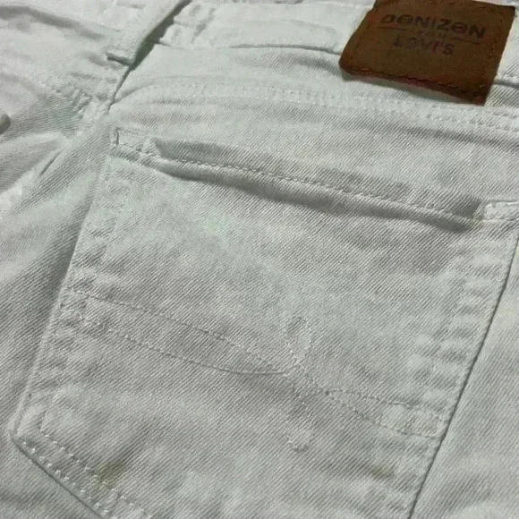 Denizen from Levi’s high-rise white shorts. Women’s size 10 - Picture 4 of 9